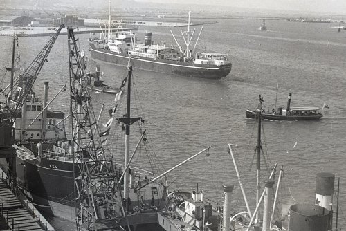 Negatyw celuloidowy  czarno-biały przedstawia panoramę portu wewnętrznego. Zdjęcie z roku 1938. (fot. Muzeum Miasta Gdyni, Henryk Poddębski \ gdyniawsieci.pl)