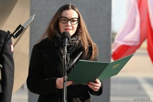 Posłanka Wioleta Tomczak odczytująca list od marszałka Sejmu Szymona Hołowni podczas uroczystości z okazji 99. rocznicy nadania Gdyni praw miejskich