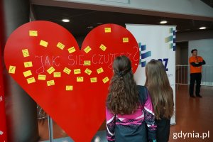 Magnetyczne serce towarzyszące akcji przeciw depresji, na którym można przyklejać kartki z uczuciami