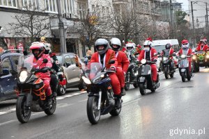 Motocykliści przebrani za mikołaje jadą ulicą Świętojańską