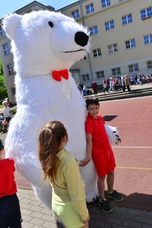 Dzieci przytulające się do misia