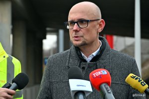 Wiceprezydent Gdyni Bartłomiej Austen podczas briefingu przy wiadukcie na węźle Karwiny 