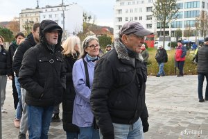 Mieszkańcy w kolejce po flagi, które rozdawano w Parku Centralnym w Gdyni w ramach akcji Radia Gdańsk