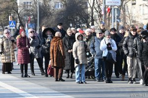 Uczestnicy uroczystości z okazji 99. rocznicy nadania Gdyni praw miejskich na skwerze Kościuszki 