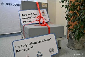 Jedno z łóżek dla rodziców małych pacjentów Szpitali Pomorskich, które przekazała Fundacja Ronalda McDonalda. Ten egzemplarz jest złożony i wygląda jak fotel. Mebel jest przewiązany czerwoną wstążką // fot. Magdalena Czernek