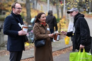 Jakub Ubych - wiceprzewodniczący Rady Miasta Gdyni i radna Anna Szpajer podczas kwesty na Cmentarzu Witomińskim