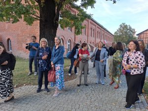 Osoby idące podczas spaceru po Górze Gradowej i Hevelianum