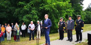 Odsłonięcie tablicy i nadanie nazwy ulicy. Na zdjęciu wiceprzewodniczący Rady Miasta Gdyni Jakub Ubych (fot. Małgorzata Kliszewska)