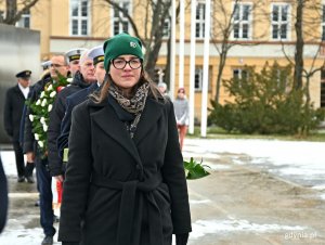 Posłanka Wioleta Tomczak składająca kwiaty przed pomnikiem Armii Krajowej podczas uroczystości z okazji 83. rocznicy utworzenia AK