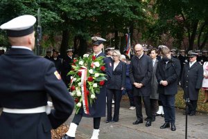 Przedstawiciele władz z Pomorza w tym wiceprezydent Gdyni Bartłomiej Austen oraz radnymi Agnieszką Tolarską i Dominikiem Aziewiczem (fot. Mirosław Pieślak)