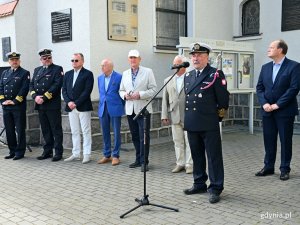 kmdr pil. Andrzej Szczotka, dowódca Brygady Lotnictwa Marynarki Wojennej, przemawiający podczas otwarcia wystawy. Za nim inni uczestnicy wydarzenia