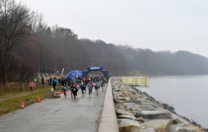 Oksywski bulwar przywitał zgromadzonych rześkim morskim powietrzem, dżdżystą pogodą i sprzyjającą bieganiu temperaturą // fot. M. Urbaniak