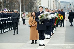 Posłanka Dorota Arciszewska-Mielewczyk podczas składania kwiatów pod pomnikiem Polski Morskiej z okazji 26 lat Polski w NATO 