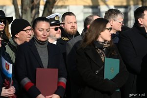 Beata Koniarska - radna sejmiku województwa pomorskiego, Łukasz Strzałkowski - radny Gdyni i posłanka Wioleta Tomczak podczas uroczystości z okazji 99. rocznicy nadania Gdyni praw miejskich