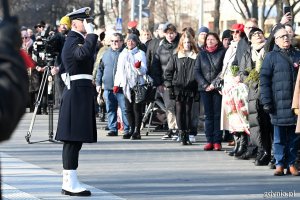 Salutujący żołnierz kompanii honorowej i uczestnicy uroczystości z okazji 99. rocznicy nadania Gdyni praw miejskich na skwerze Kościuszki