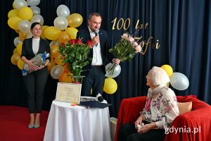 Wiceprezydent Tomasz Augustyniak i Magdalena Muzika – zastępca kierownika Urzędu Stanu Cywilnego w Gdyni składający życzenia stulatce Zofii Hofmańskiej