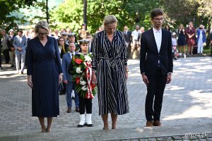 Barbara Nowacka, ministra edukacji i Agnieszka Tokarska, radna Gdyni złożyły kwiaty pod pomnikiem Obrońców Wybrzeża (fot. Michał Puszczewicz)