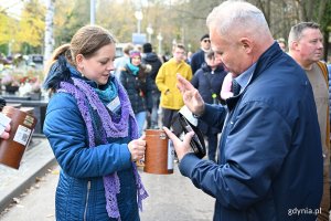 Prezydent Gdyni Aleksandra Kosiorek podczas kwesty na Cmentarzu Witomińskim