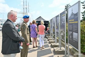 Uczestnicy uroczystego otwarcia wystawy „D-Day. Okręty polskiej Marynarki Wojennej w operacji desantowej w Normandii” oglądający ekspozycję 