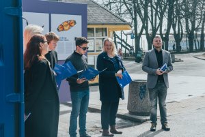 Uczniowie podczas otwarcia wystawy, z lewej strony widoczne elementy kontenera w tle widać drzewa i fragment terenu przy plaży