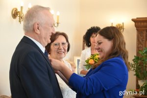 Medale za Długoletnie Pożycie Małżeńskie wręczyła jubilatom prezydent Gdyni Aleksandra Kosiorek