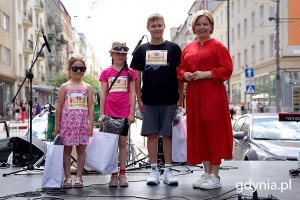 Wiceprezydentka Oktawia Gorzeńska na scenie z młodymi biegaczami 