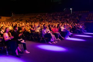 Publiczność zgromadzona w Polsat Plus Arenie Gdynia podczas pierwszego koncertu  festiwalu Gdynia Classica Nova 