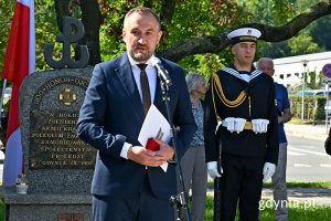 Wiceprezydent Gdyni Tomasz Augustyniak podczas uroczystości z okazji 80. rocznicy wybuchu powstania warszawskiego