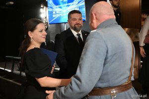 Prezydent Aleksandra Kosiorek i przewodniczący Tadeusz Szemiot witają przychodzących gości