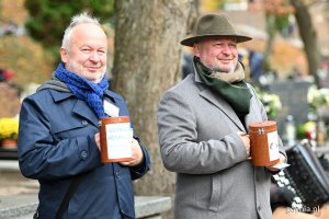 Krzysztof i Wojciech Jankowscy podczas kwesty na Cmentarzu Witomińskim