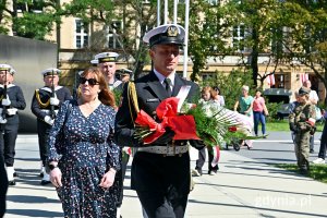 Uroczyste składanie wieńców przed pomnikiem Armii Krajowej podczas uroczystości z okazji 80. rocznicy wybuchu powstania warszawskiego