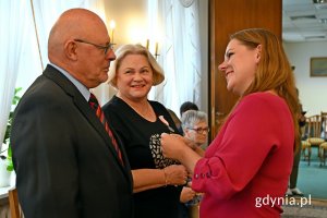 Prezydent Aleksandra Kosiorek wręcza medal jubilatom