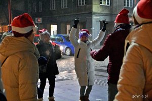 Uczestnicy „Roztańczonej Starowiejskiej” uczą się układu choreograficznego