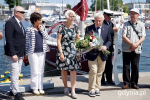 Odsłonięcie tablicy ku pamięci Włodzimierza Głowackiego. Na zdj. stoją z kwiatami m.in.: .Bogusław Witkowski, prezes Pomorskiego Związku Żeglarskiego i Joanna Zielińska, radna Gdyni