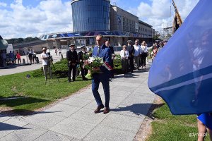 Grzegorz Kuleta z biura senatorskiego Sławomira Rybickiego składający kwiaty przed pomnikiem Josepha Conrada