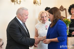 Medale za Długoletnie Pożycie Małżeńskie wręczyła jubilatom prezydent Gdyni Aleksandra Kosiorek