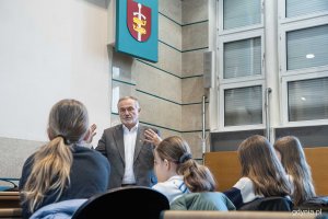 Spotkanie uczniów Gdyńskiej Szkoły Społecznej z prezydentem Wojciechem Szczurkiem (na zdjęciu) i wiceprzewodniczącym Rady Miasta Gdyni Jakubem Ubychem, fot. Kamil Złoch