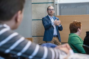 Spotkanie uczniów Gdyńskiej Szkoły Społecznej z prezydentem Wojciechem Szczurkiem i wiceprzewodniczącym Rady Miasta Gdyni Jakubem Ubychem (na zdjęciu), fot. Kamil Złoch