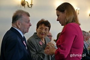 Prezydent Aleksandra Kosiorek wręcza medal jubilatom