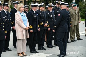 Przedstawiciele służb mundurowych oddali hołd weteranom i uczestnikom misji ONZ w dniu ich święta, fot. Michał Sałata