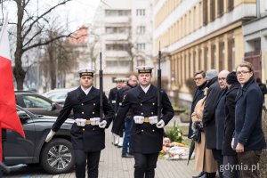 Wojskowa asysta przy pomniku Ofiar Terroru Komunistycznego