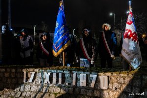 Poczty sztandarowe szkoły podstawowe i "Solidarności"