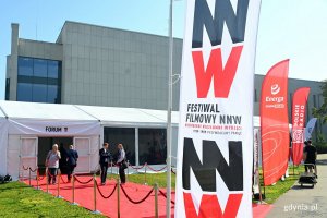 Namiot Forum NNW i flaga festiwalu NNW na placu Grunwaldzkim