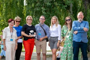 Festyn rodzinny na Obłużu „Świętuj koniec wakacji z uśmiechem!” Od lewej: Maria Borkowska (radna Dzielnicy Obłuże), Elżebieta Pienschke, Oktawia Gorzeńska (wiceprezydentka Gdyni), Marek Urbaniak (wiceprzewodniczący Rady Dzielnicy Obłuże), Anna Salomon (radna miasta), Izabela Procelli-Szynwelska (wiceprzewodnicząca Rady Dzielnicy Obłuże), Maciej Dobbek (przewodniczący Rady Dzielnicy Obłuże)