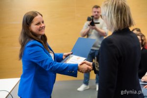 Radna Agnieszka Tokarska otrzymuje akt powołania od prezydent Gdyni Aleksandry Kosiorek (fot. Paweł Budziński)