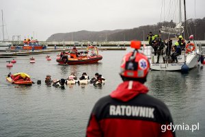 Uczestnicy „Projektu Titanic” w gdyńskiej marinie pod okiem ratowników