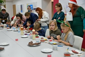 Uczestnicy warsztatów cukierniczych zdobią piernikowe rybki w Spilno Gdynia w ramach „Świątecznej Starowiejskiej”  