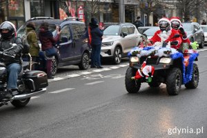 Motocykliści przebrani za mikołaje jadą ulicą Świętojańską