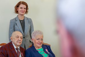 Katarzyna Gruszecka-Spychała wraz z nagrodzonymi / fot. M. Kozłowski