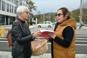 Joanna Zielińska - przewodnicząca Rady Miasta Gdyni podczas rozdawania flag w ramach akcji Radia Gdańsk